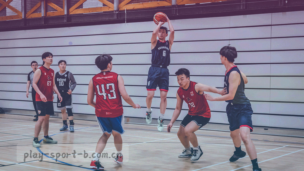 深蓝色天空下运动员跳跃的剪影，强调速度与动态